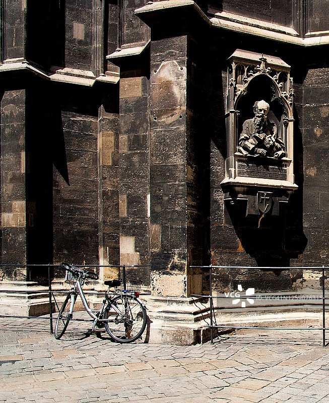复古风格自行车，背景是维也纳圣斯蒂芬大教堂的立面细节，奥地利图片素材