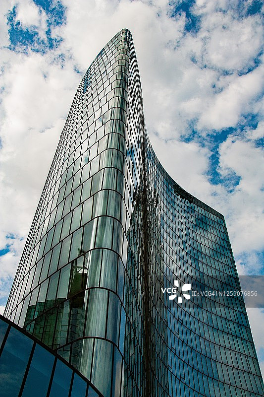 奥地利维也纳金融区现代办公楼 отражающих天空和云彩图片素材