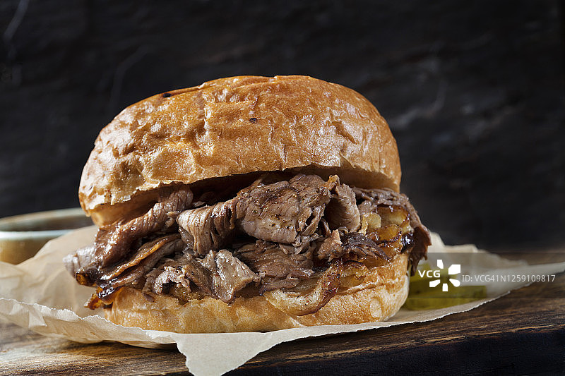 烤牛肉三明治配洋葱面包图片素材