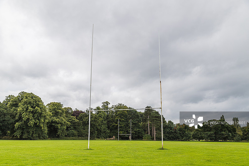 橄榄球场的歪斜球门柱图片素材