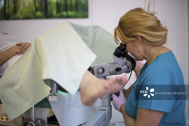 专业妇科医生在检查时提取女性宫颈样本图片素材