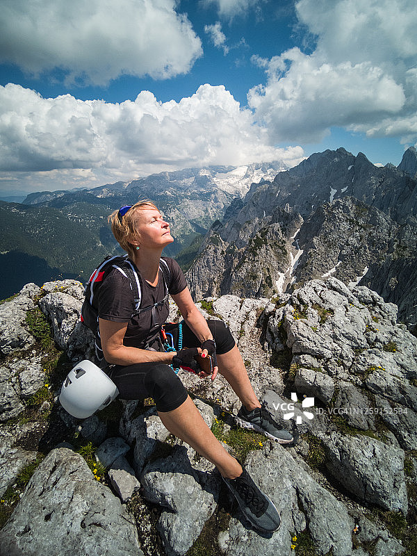 站在唐纳科格尔山顶的女人图片素材