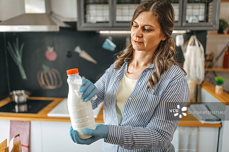 女子保持厨房干净整洁图片素材