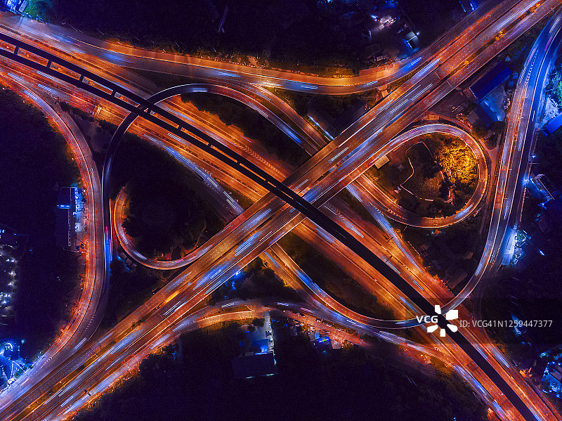 高速公路或两个环形道路，夜间美丽的道路交通航拍俯视图或未来概念图片素材