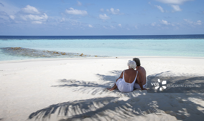 老年夫妇在热带海滩上图片素材