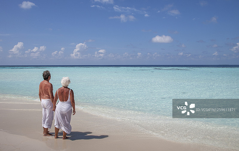 在海滩上的老年夫妇图片素材