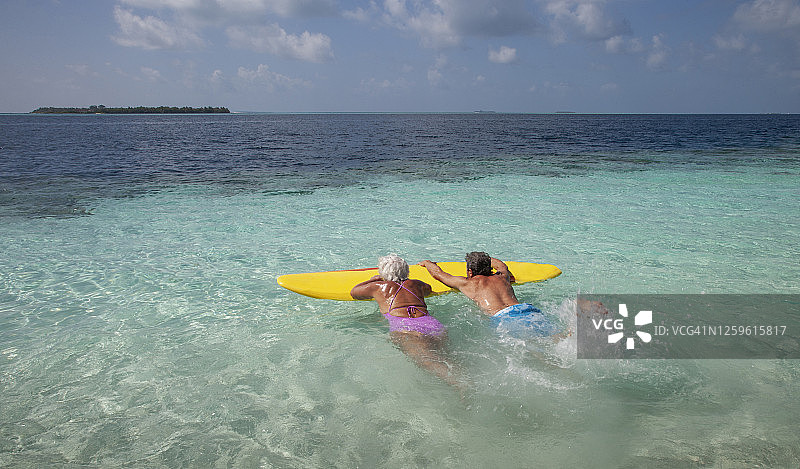 年长的夫妇与冲浪板图片素材