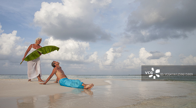 老年夫妇在热带海滩上图片素材
