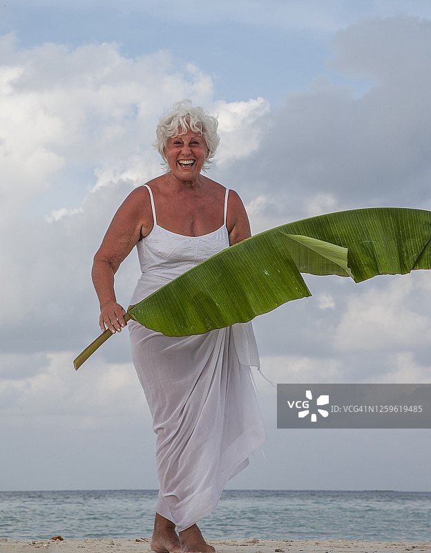 在热带海滩上的老年妇女图片素材