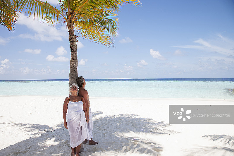 老年夫妇在热带海滩上图片素材