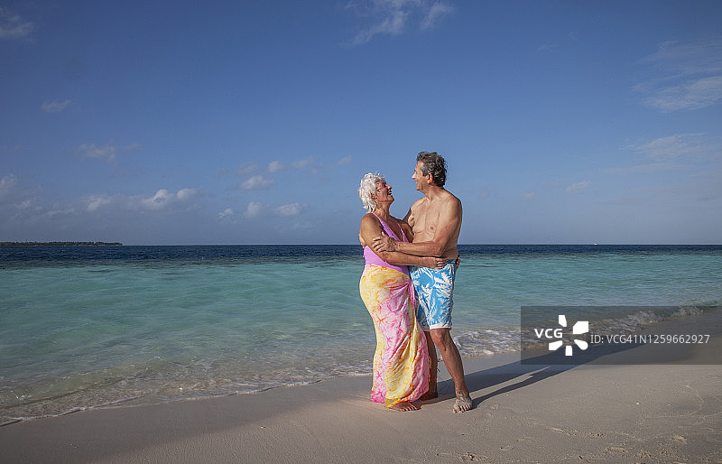 老年夫妇在热带岛屿度假图片素材