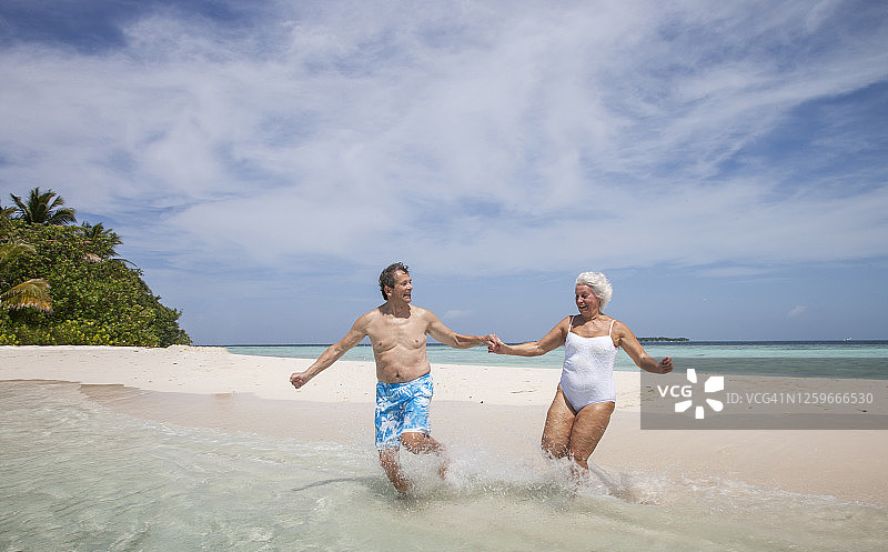 老年夫妇在热带海滩上图片素材