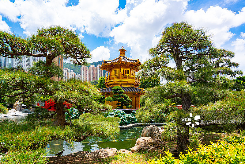 志莲净苑是一座大型佛教寺庙建筑群，位于香港九龙钻石山图片素材