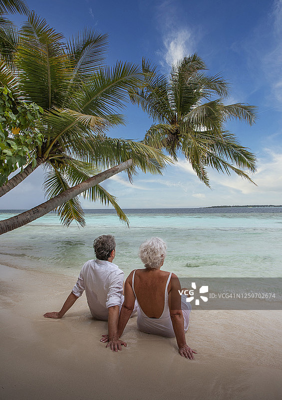 老年夫妇在热带岛屿度假图片素材