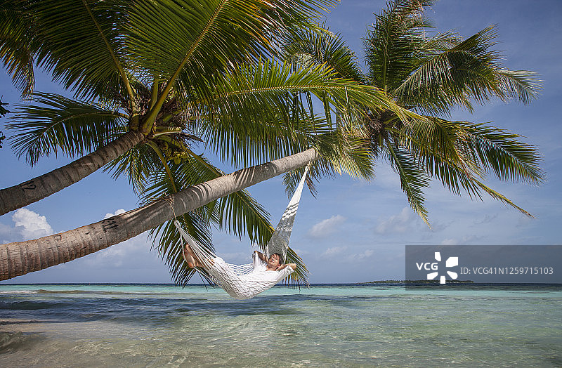 在热带岛屿上的年长男人图片素材