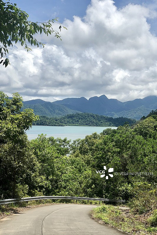 象岛：蜿蜒的乡村道路穿过山丘和热带雨林图片素材