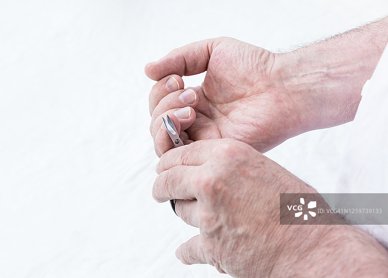 男人在家剪指甲图片素材