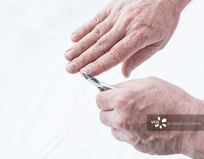 男人在家剪指甲图片素材