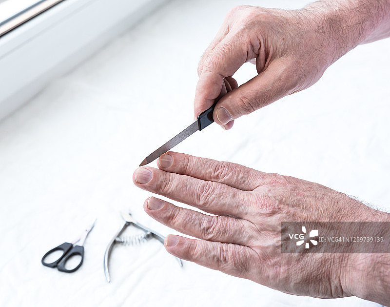 男人在家剪指甲图片素材