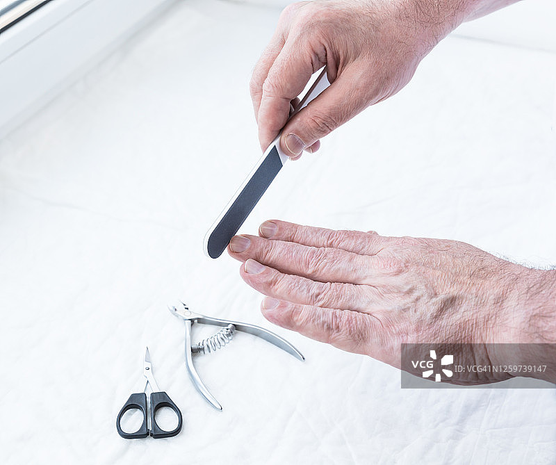 男人在家剪指甲图片素材