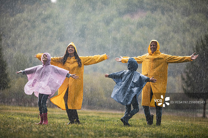 在雨中嬉戏的年轻家庭图片素材