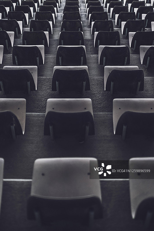 体育场座椅的多个排图片素材