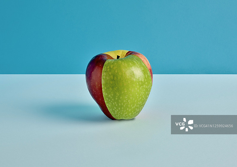 蓝色背景上的彩色苹果图片素材