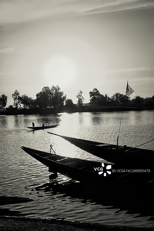 尼日尔河上的平底船，科里乌梅（马里）图片素材