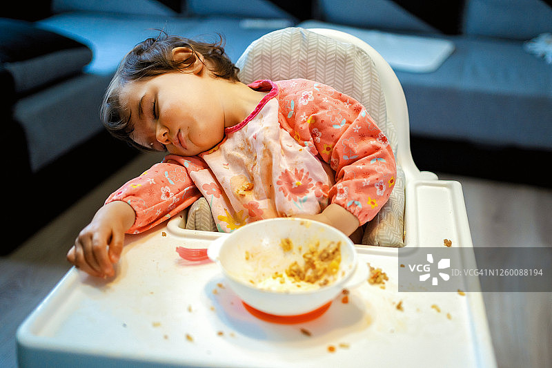 午餐时间小女孩睡着了图片素材