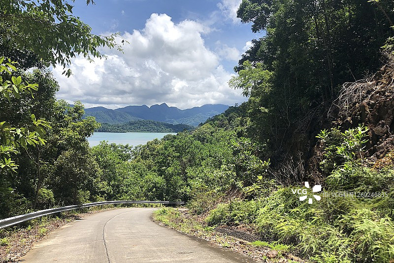 象岛：蜿蜒的乡村道路穿过山丘和热带雨林图片素材