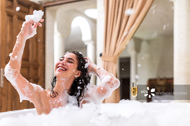 在热水浴缸中放松图片素材