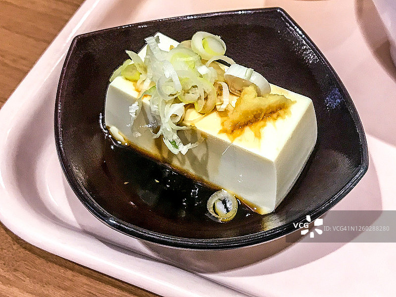 日式凉豆腐：姜末葱花佐美味冷豆腐图片素材