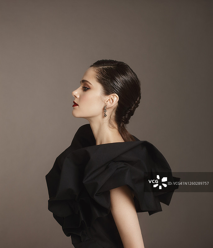 身穿时尚荷叶边上衣的美丽女人图片素材