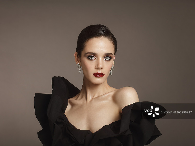 身穿时尚荷叶边上衣的美丽女人图片素材