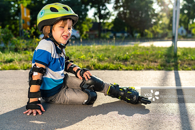 小男孩摔倒在街上图片素材