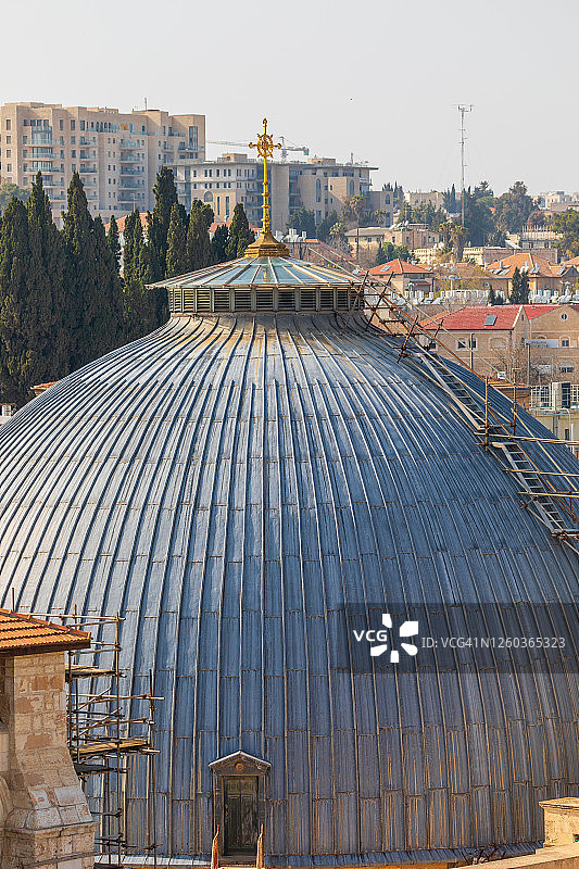 耶路撒冷圣墓教堂金色十字架主穹顶特写图片素材