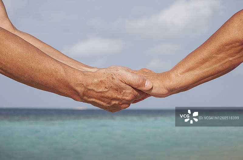 热带岛屿上的老年夫妇图片素材