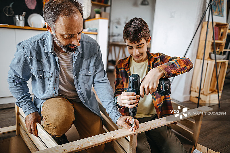 父子在家钻木板图片素材