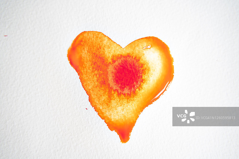 水彩纸上红色墨水彩绘的心形符号图片素材