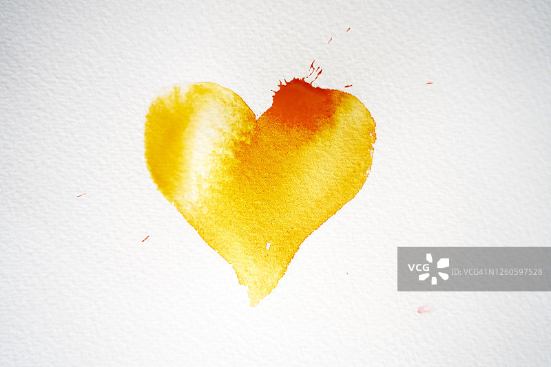 水彩纸上用墨水绘制的淡淡的心形符号图片素材
