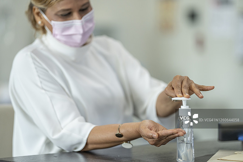 年长的女人使用洗手液图片素材