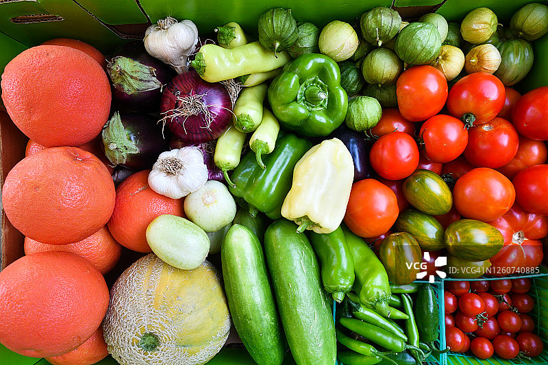 花园里新鲜采摘的水果和蔬菜特写图片素材