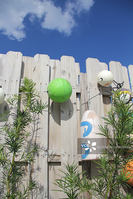 木栅栏上的航海浮标图片素材