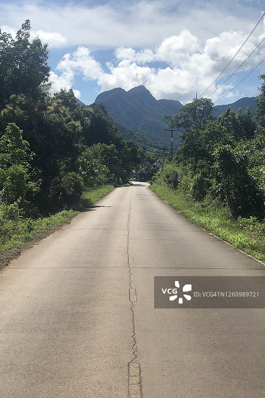 象岛偏远地区的乡村公路与美丽山峰图片素材