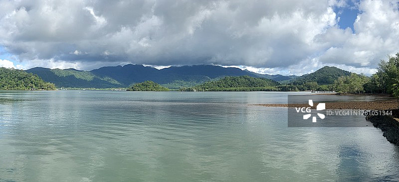 象岛全景：阴天Ao Salak Phet海湾的景色，山脉轮廓和岛上的阳光图片素材