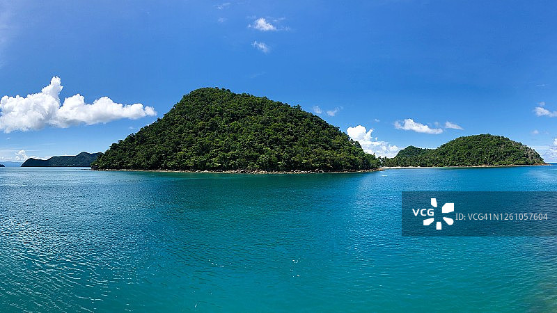 象岛国家公园的蓝色大海和晴朗蓝天中的美丽岛屿全景图片素材