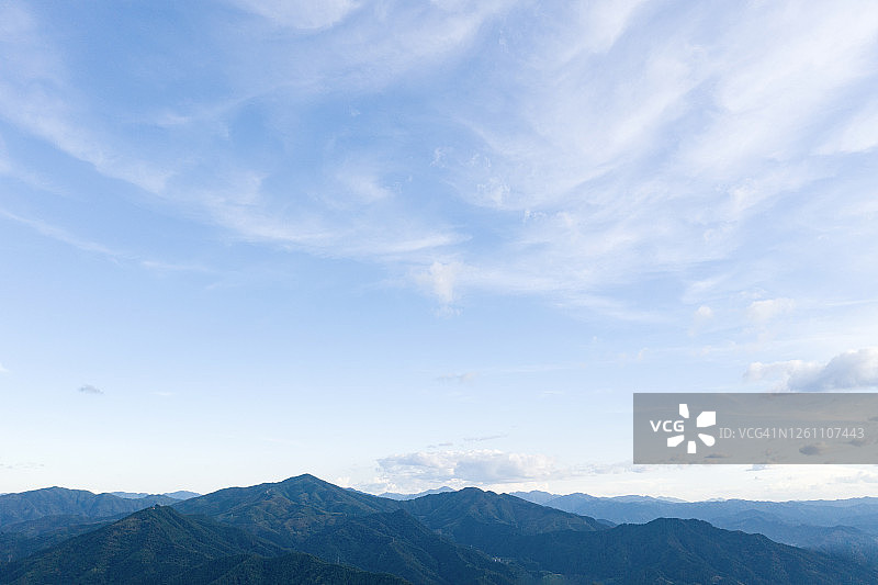 晴朗的天空，山顶上的云景图片素材