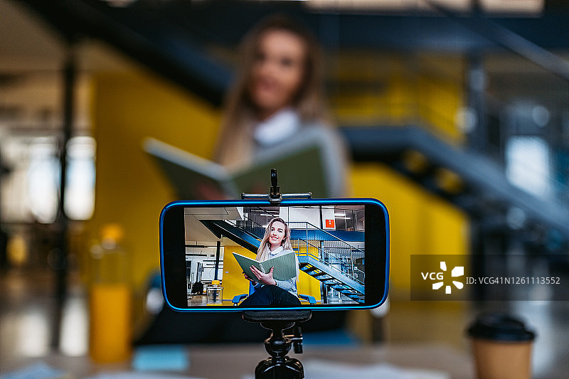 年轻女人拿着在线教育课程图片素材