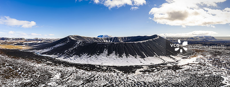 Hverfjall或Hverfell——位于冰岛的Myvatn湖的死火山。鸟瞰图图片素材