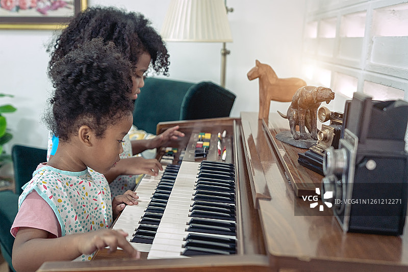 学习弹钢琴的可爱小女孩图片素材